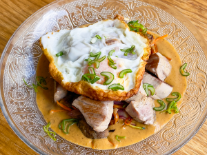 Atún strogonoff con huevo frito. Cocina Fusión